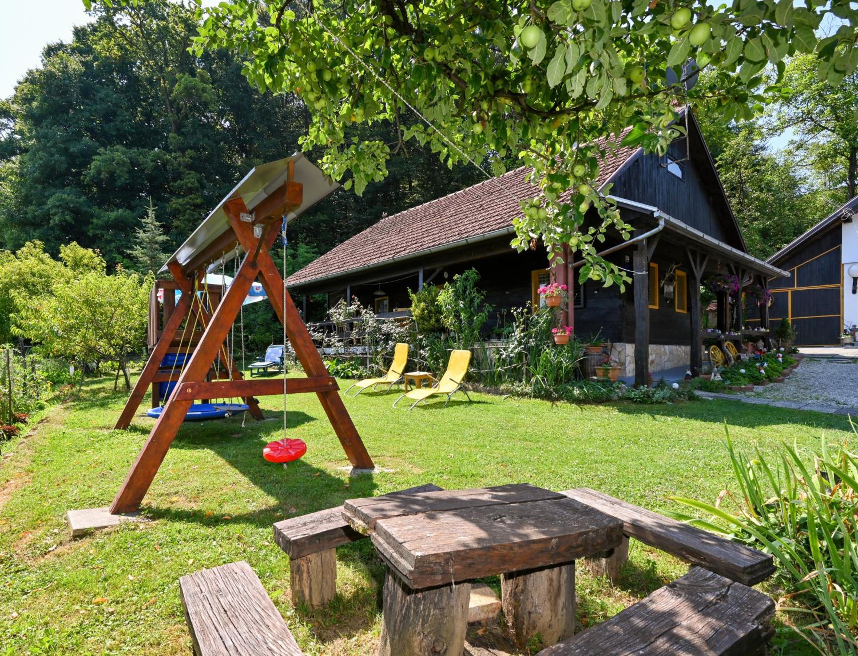Kuća Viola, traditional wooden house in Tuhelj view 2