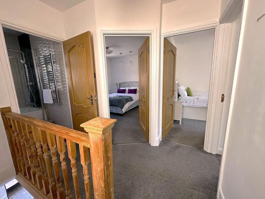 Luxurious House in Luton with free parking view 2