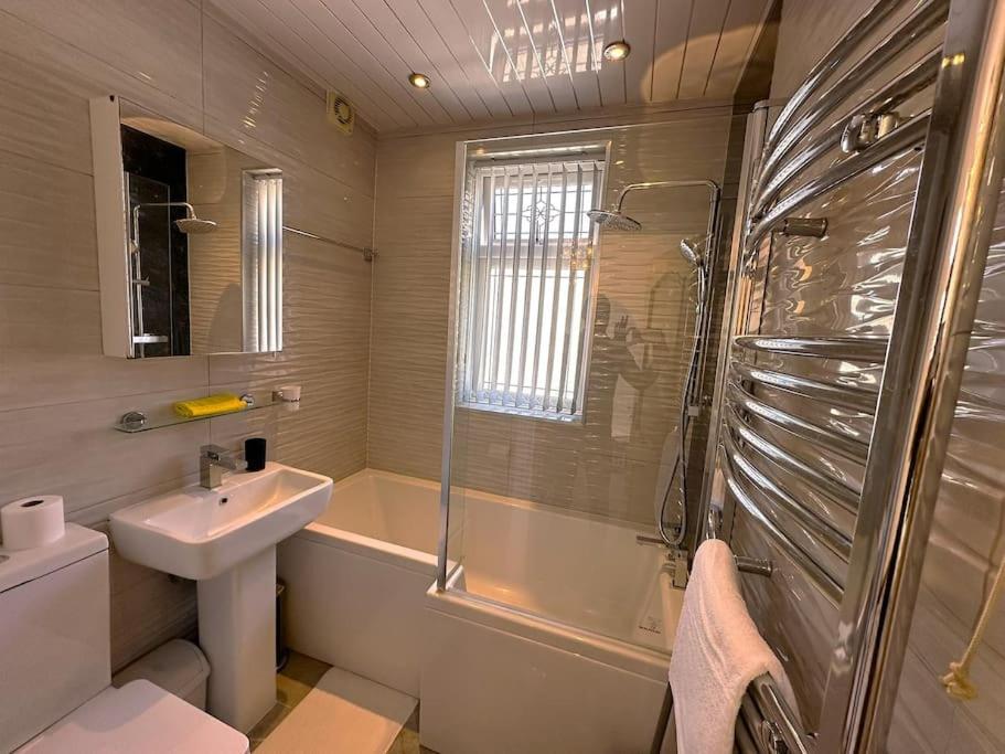 Luxurious House in Luton with free parking view 3