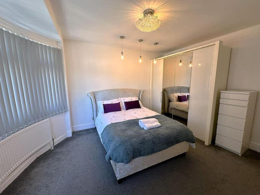 Luxurious House in Luton with free parking view 4