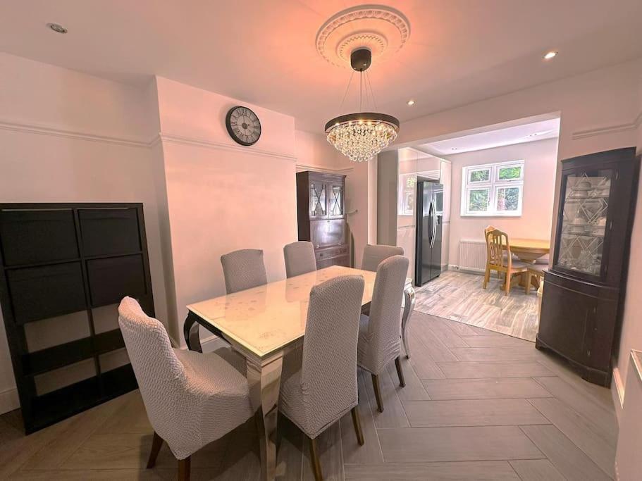 Luxurious House in Luton with free parking view 5