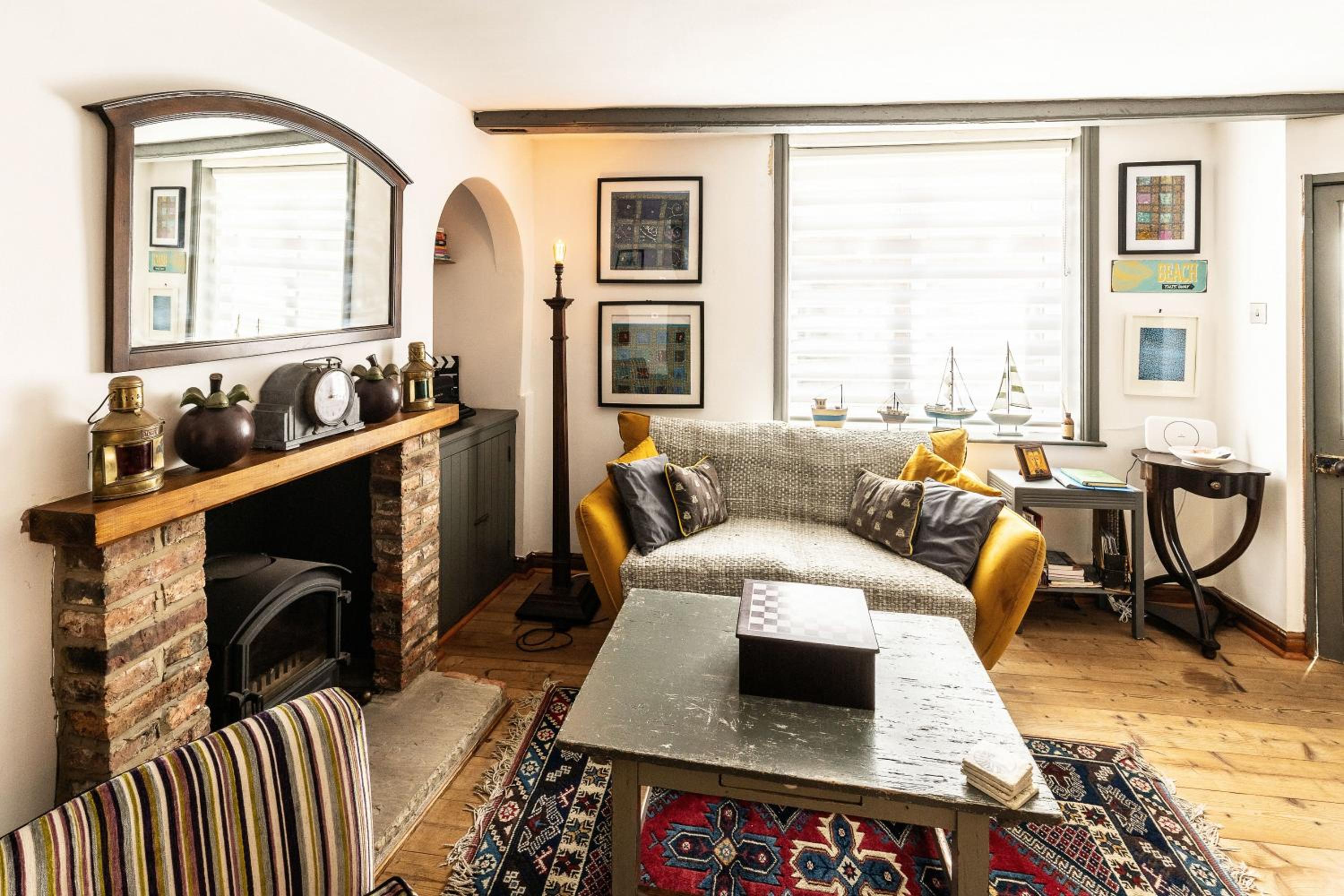 Quaint Fishermans Cottage 2-Bed with Sea Views view 4