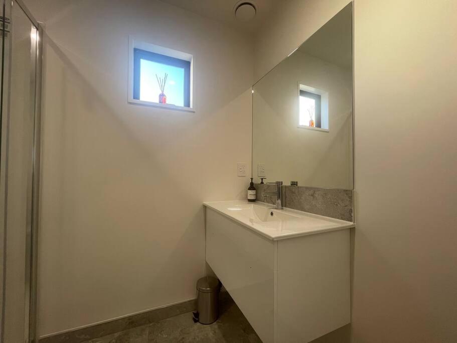 New And Serene Two Bedroom Townhouse Close to CBD view 5