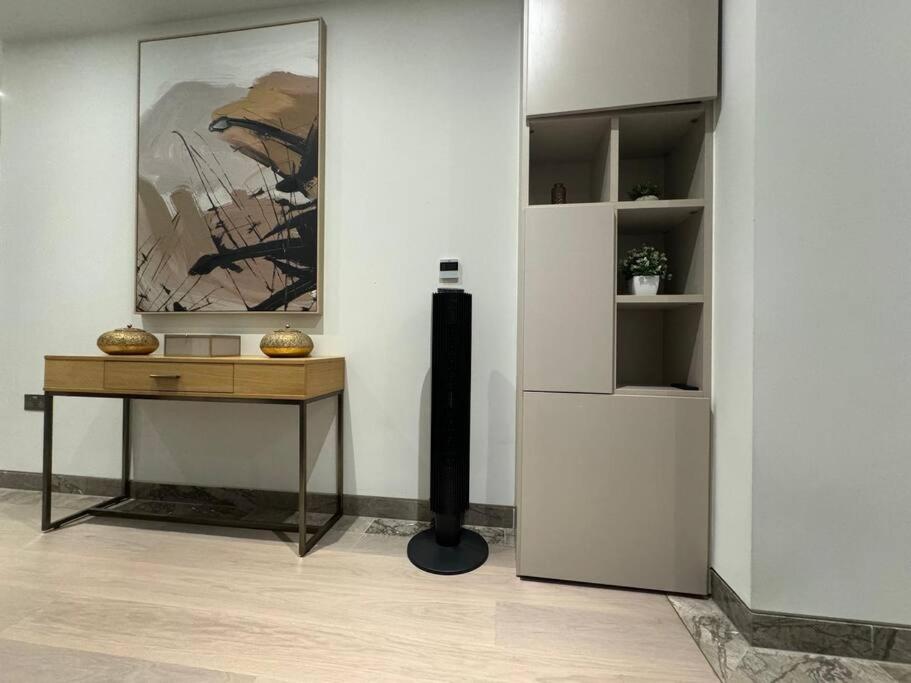 Luxurious Studio - Central Prime Reading Location- CHRL F18 view 2