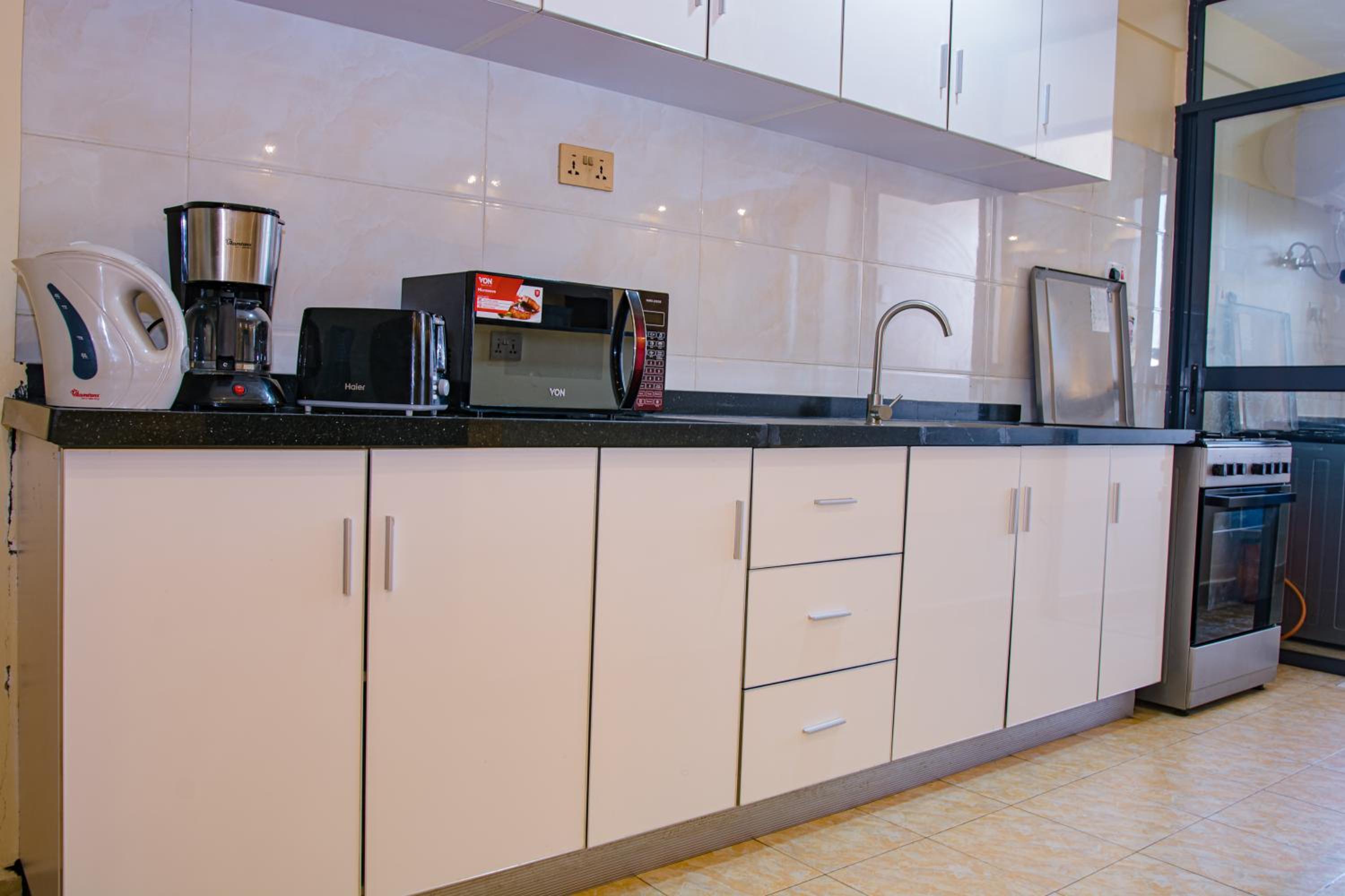 Elegant 2 BR Apartment Kileleshwa - Free Netflix, Parking, Superfast WIFI, Views of Arboretum view 3