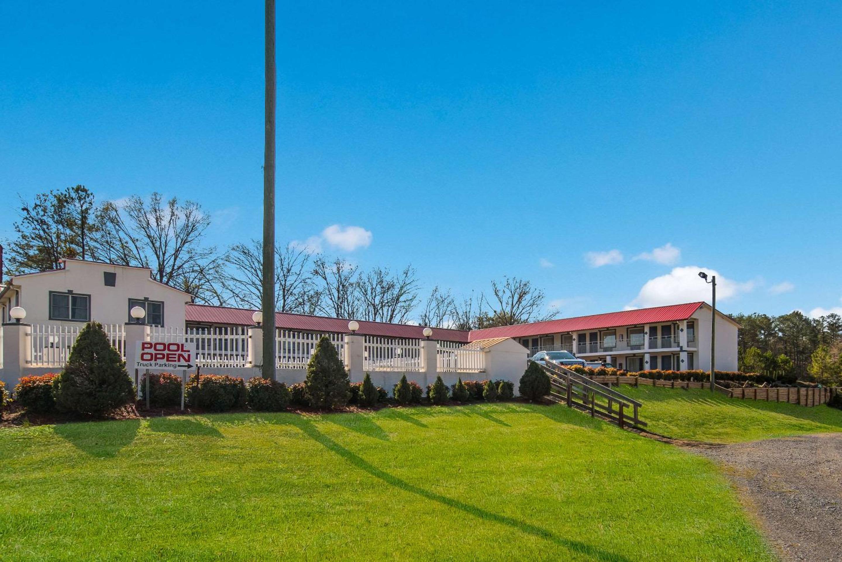 Econo Lodge Calhoun North Damascus view 5