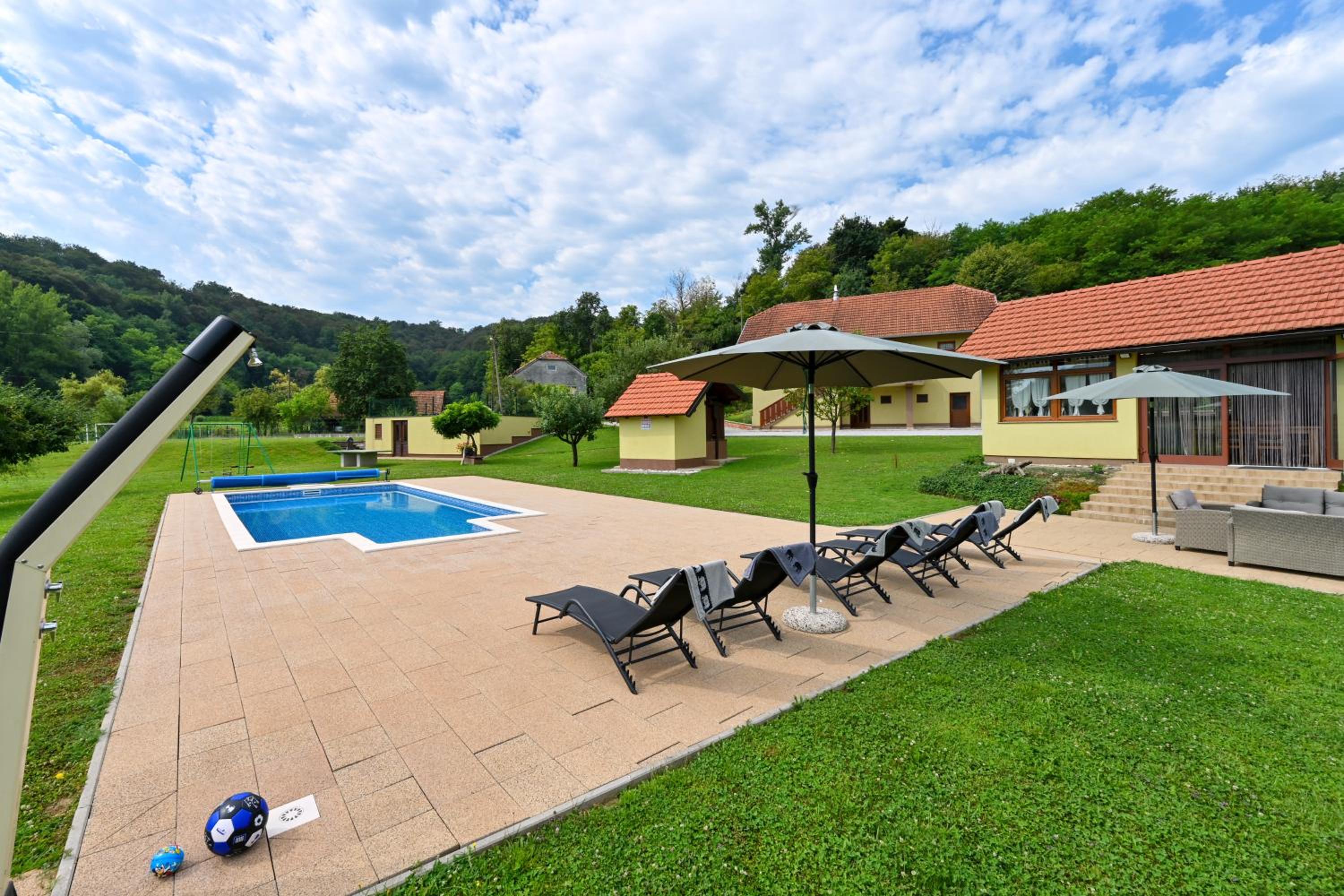 Ruralna kuca 'Villa Zagorka' za odmor sa bazenom i bočalištem view 5