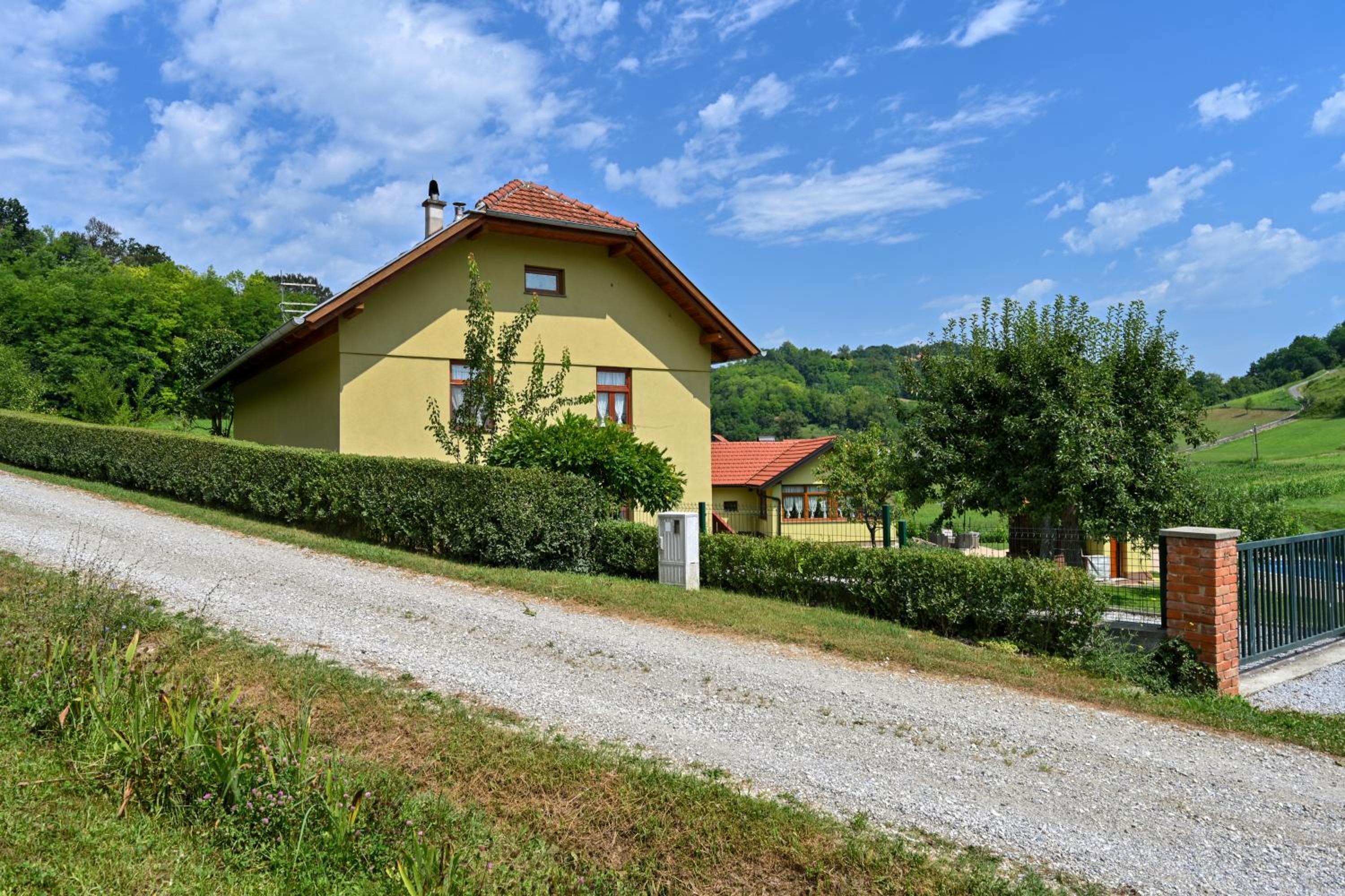 Ruralna kuca 'Villa Zagorka' za odmor sa bazenom i bočalištem view 3