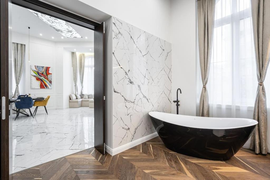 High-End 2-bedroom in The Center with Balcony view 4