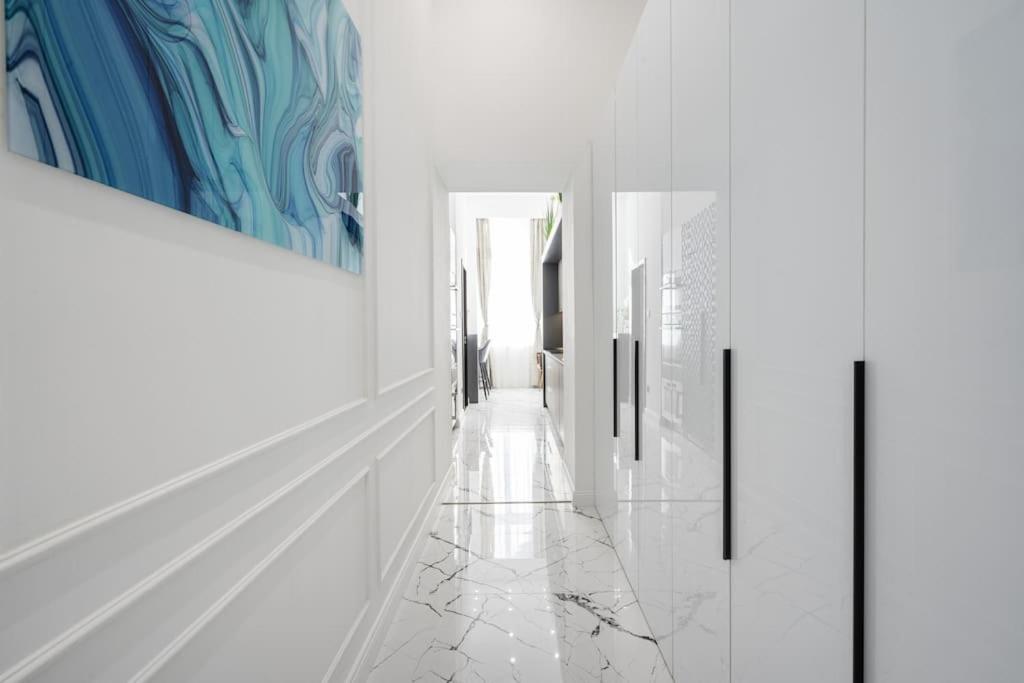 High-End 2-bedroom in The Center with Balcony view 5