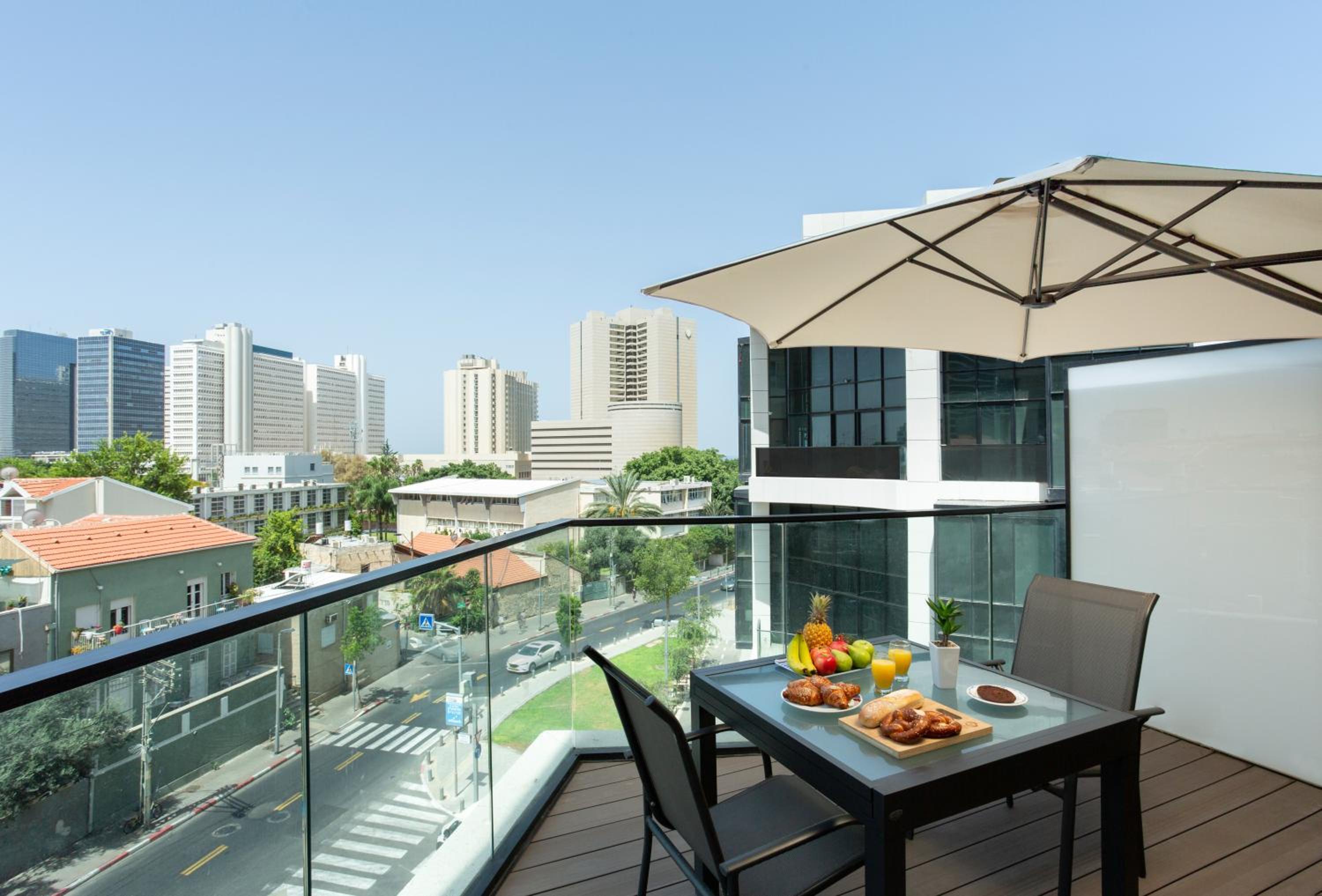 Deluxe Loft 2BR in White City by HolyGuest view 3