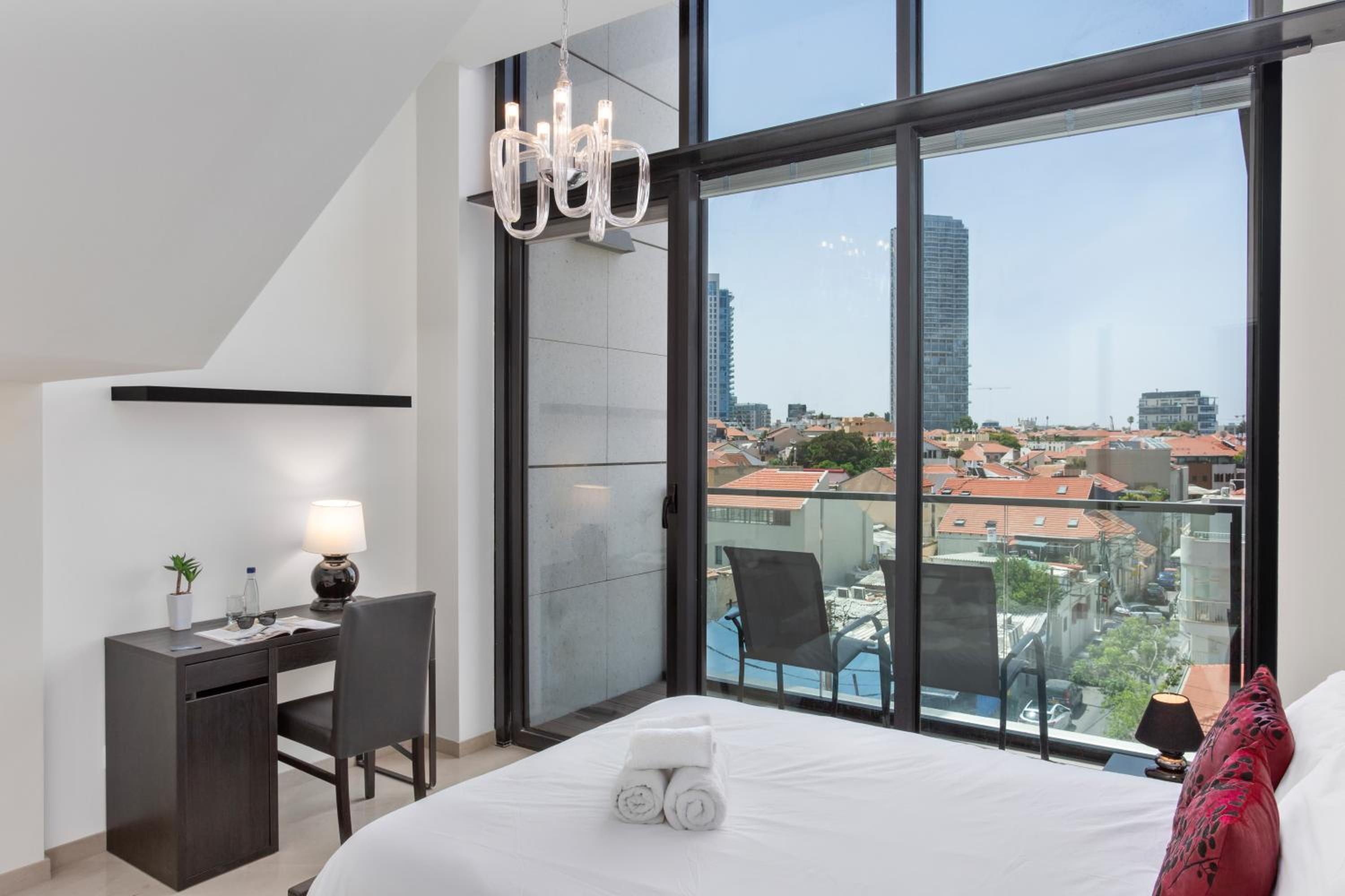 Deluxe Loft 2BR in White City by HolyGuest view 4