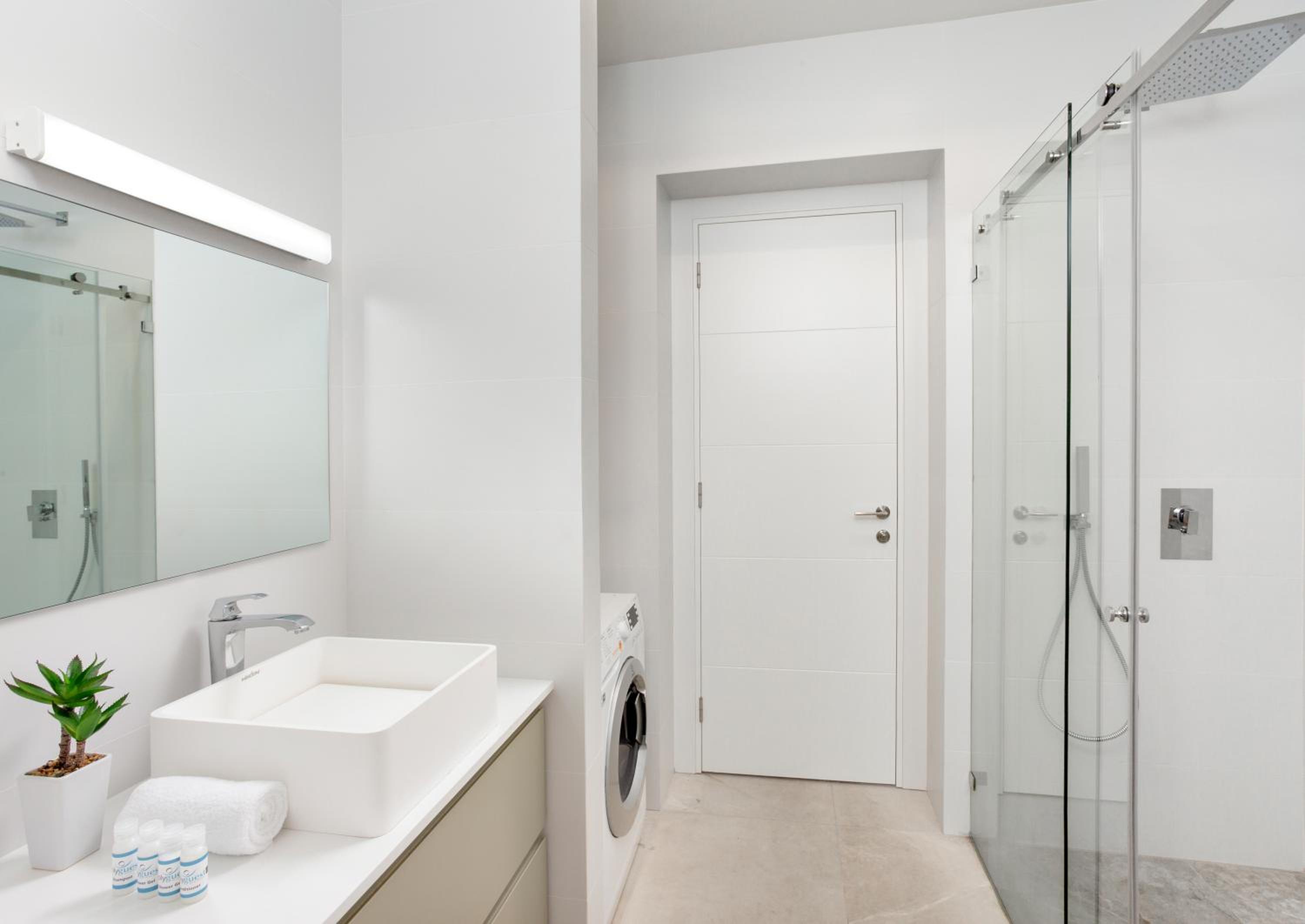Deluxe Loft 2BR in White City by HolyGuest view 5
