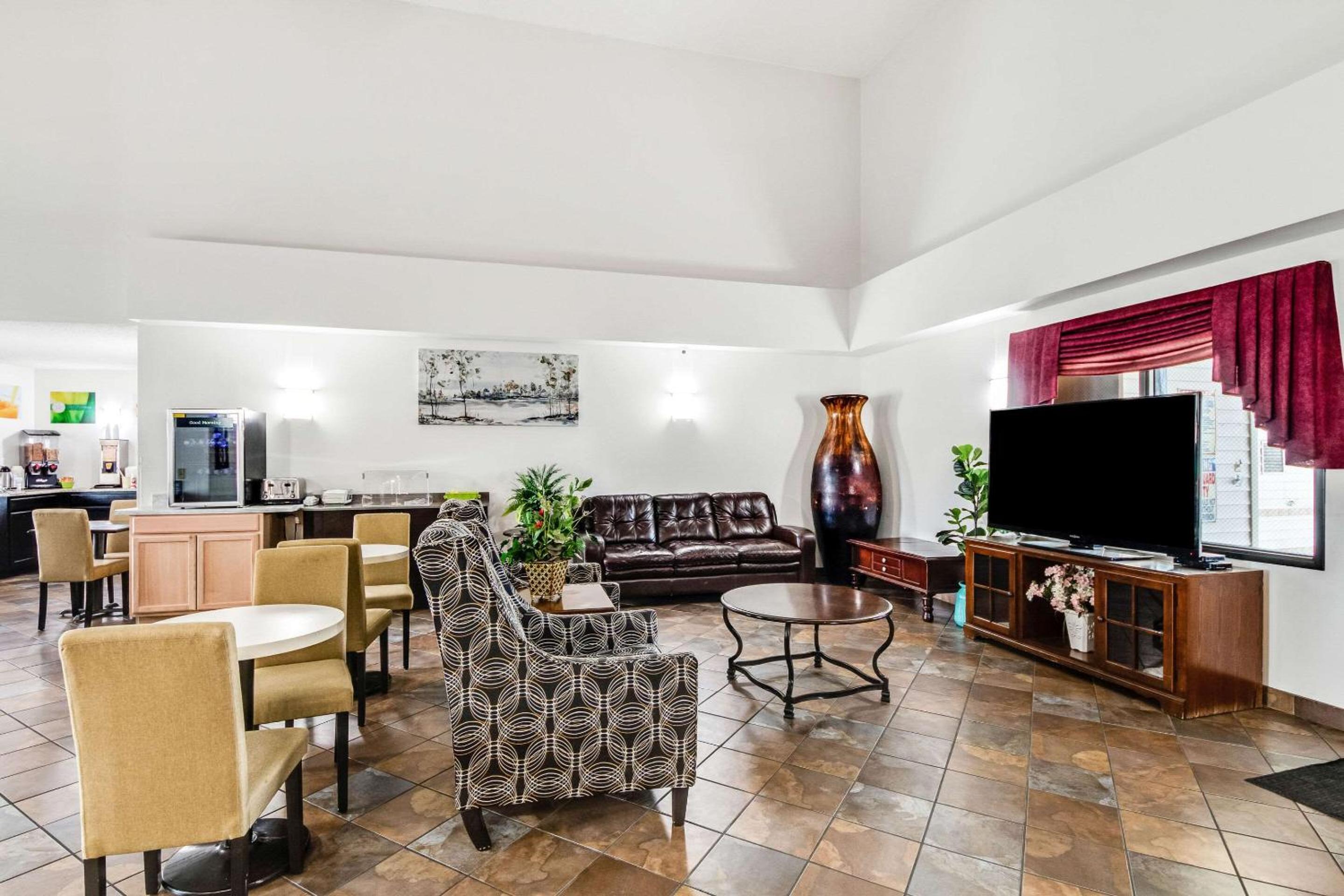 Quality Inn & Suites Junction view 5