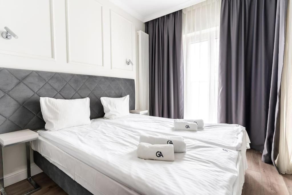 Urban Chic - Mennica Residence - Warsaw Center - For 20 Guests
