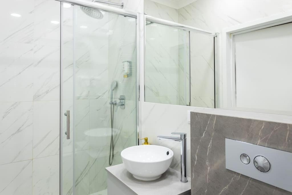 Urban Chic - Mennica Residence - Warsaw Center - For 20 Guests