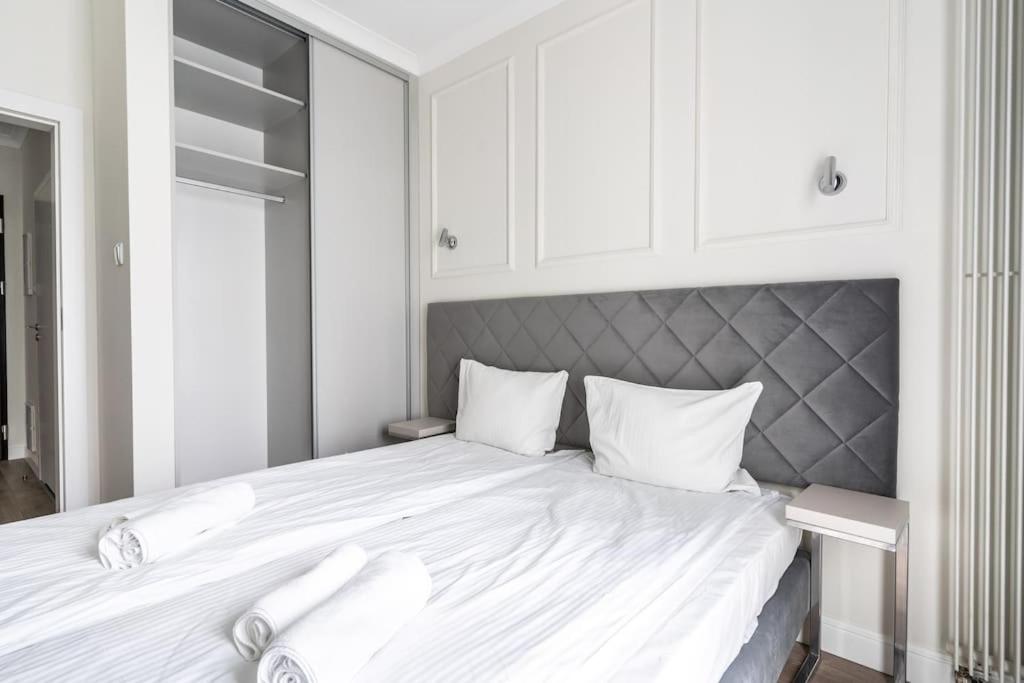 Urban Chic - Mennica Residence - Warsaw Center - For 20 Guests