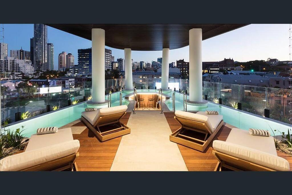 Deluxe 2BD Apt with Infinity Pool