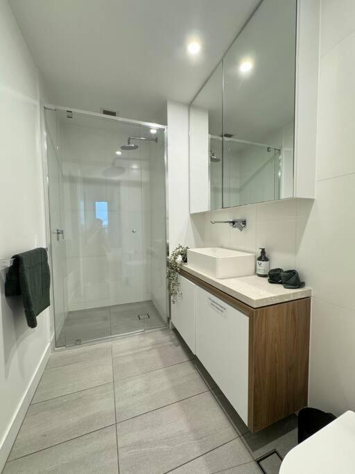 Deluxe 2BD Apt with Infinity Pool