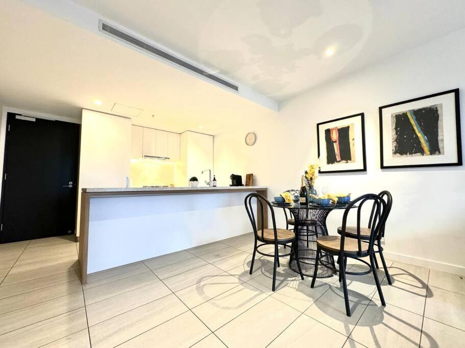 Deluxe 2BD Apt with Infinity Pool