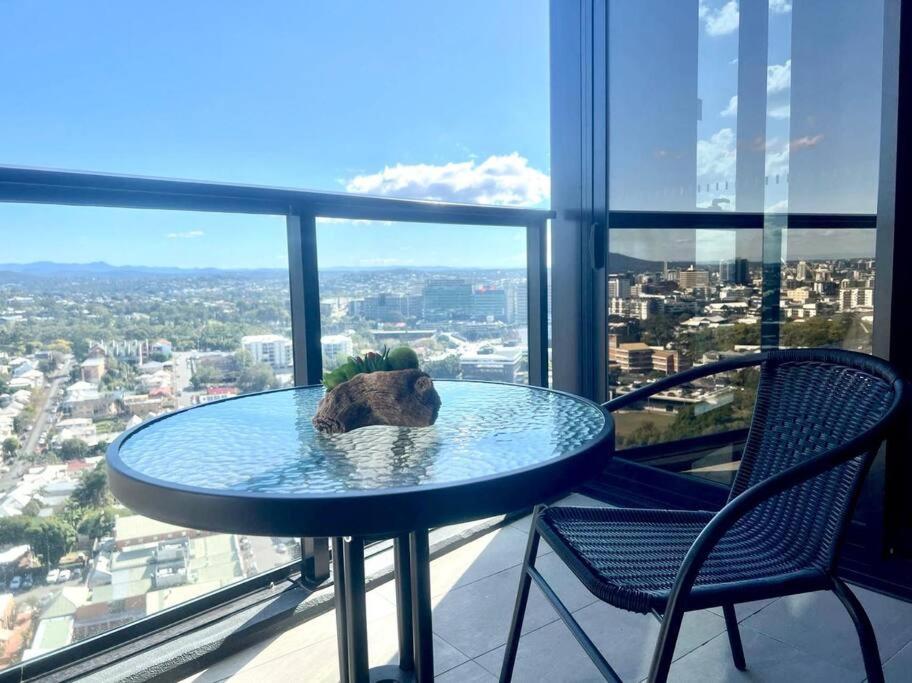 Deluxe 2BD Apt with Infinity Pool