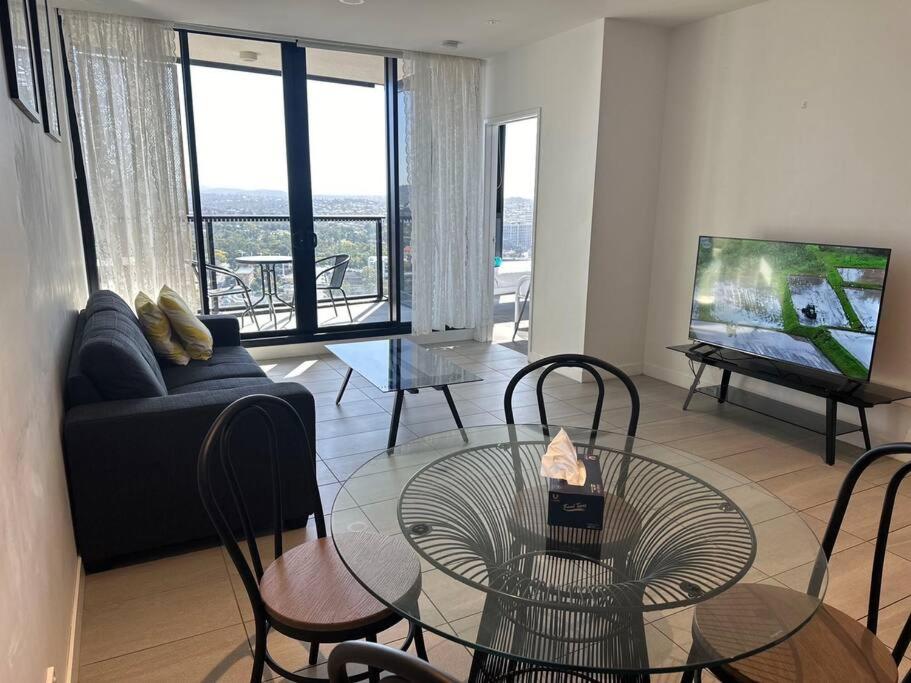 Deluxe 2BD Apt with Infinity Pool