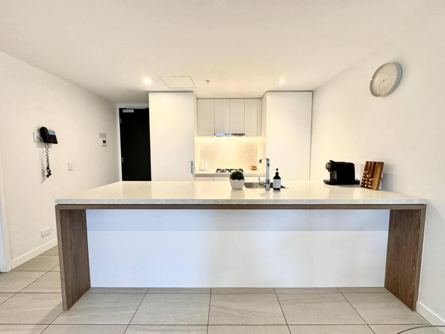 Deluxe 2BD Apt with Infinity Pool