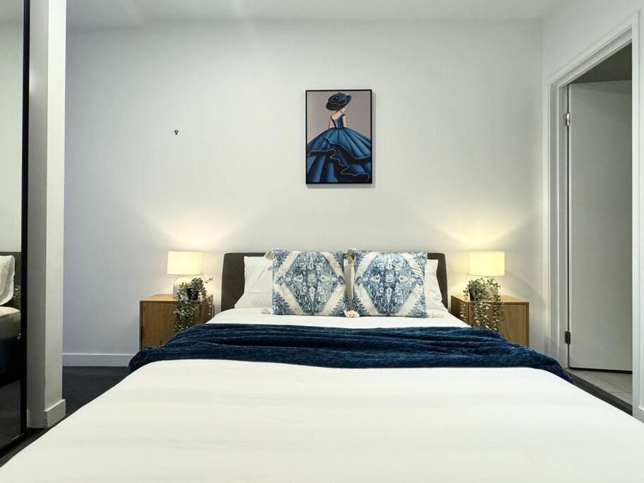 Deluxe 2BD Apt with Infinity Pool