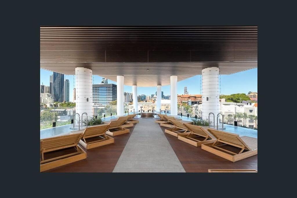 Deluxe 2BD Apt with Infinity Pool