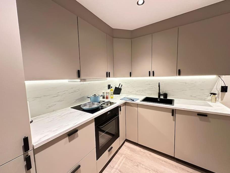 Central luxurious apartment view 5