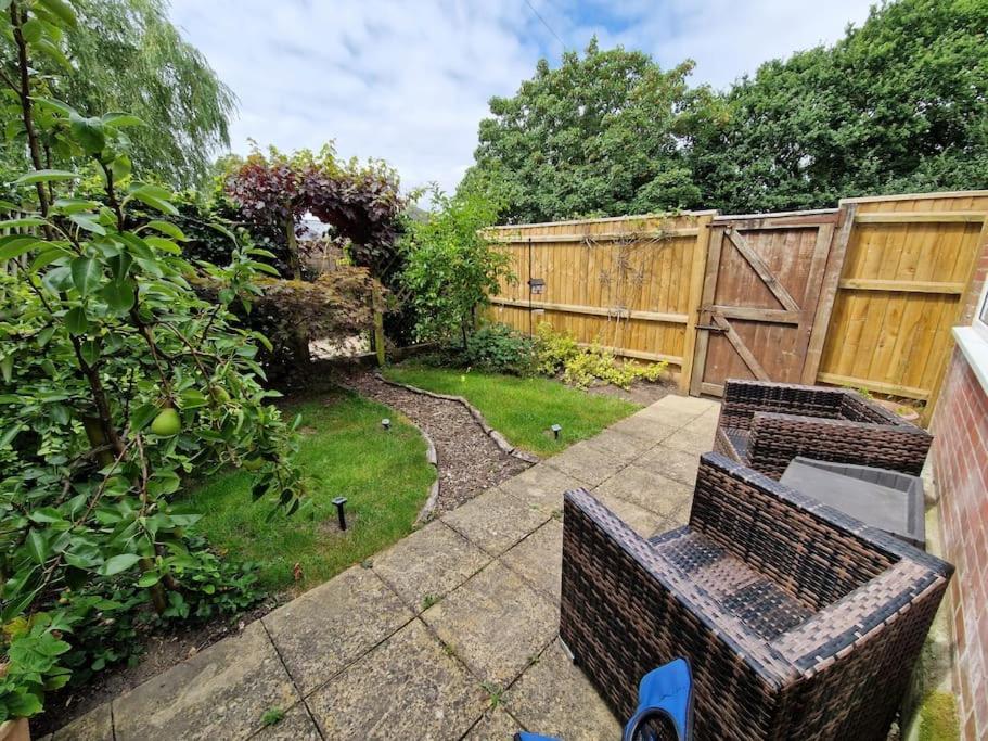 Cosy cottage in Christchurch with a double bedroom, private garden & parking view 3