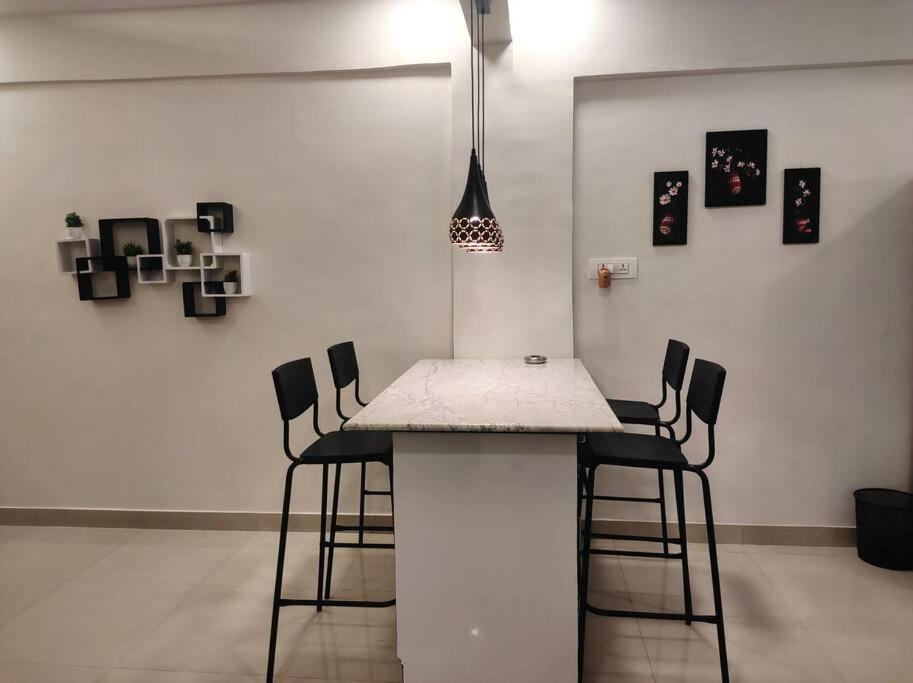 Modern Spacious 1Bedroom Apt in Bandra Carter rd view 3