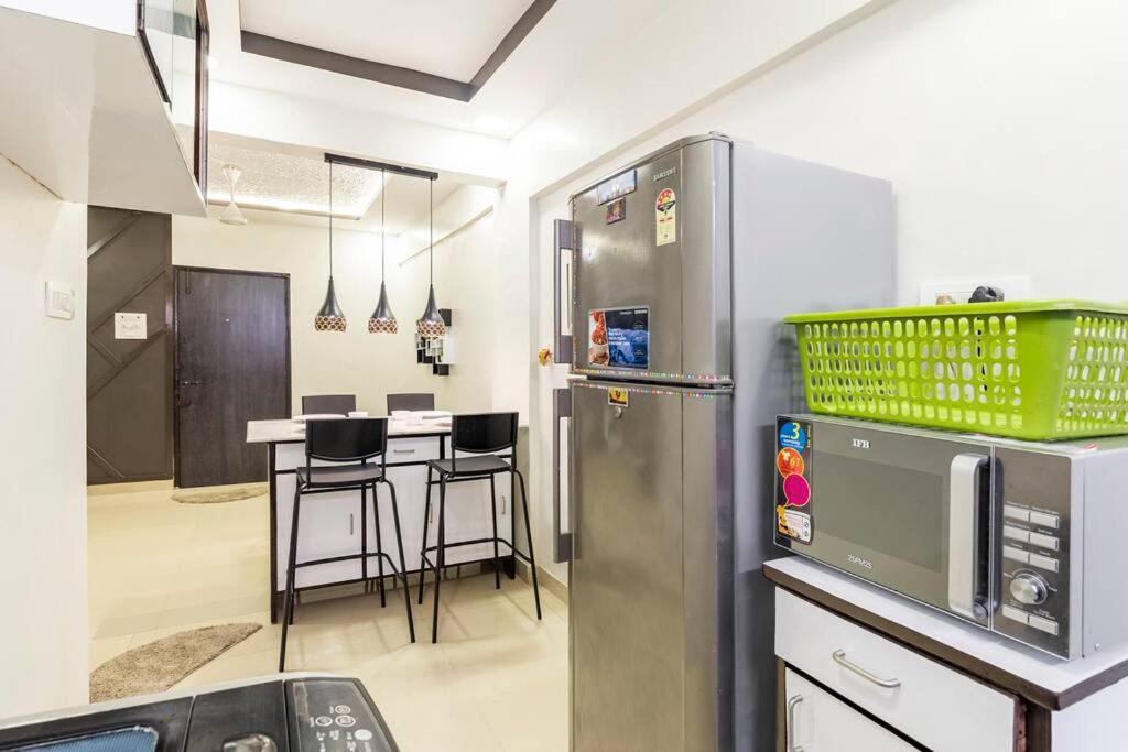 Modern Spacious 1Bedroom Apt in Bandra Carter rd view 4