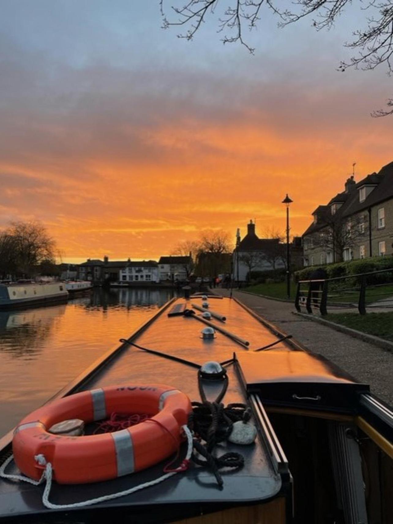 Cambridge Narrowboats - Beautiful New Moon Narrowboat