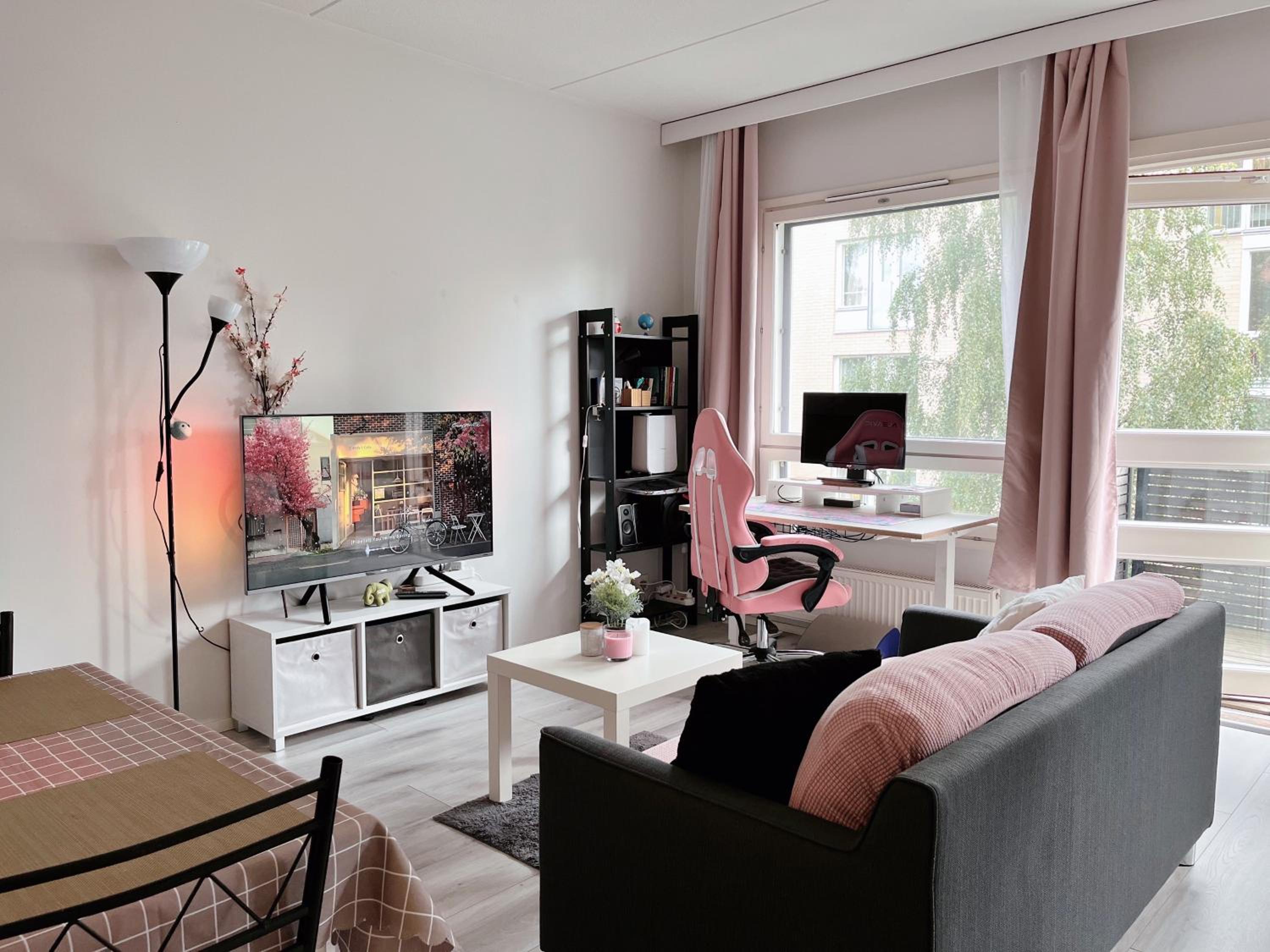 Lovely Home next to the Metro Station and Shopping Malls - 16mins to City Center, Convenient, Peaceful view 2