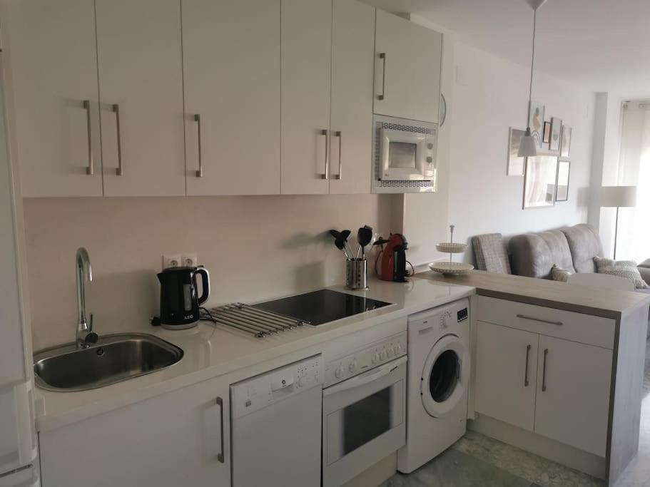 WintowinRentals Apartment with Stunning Sea and Mountain Views and Pool in Fuengirola