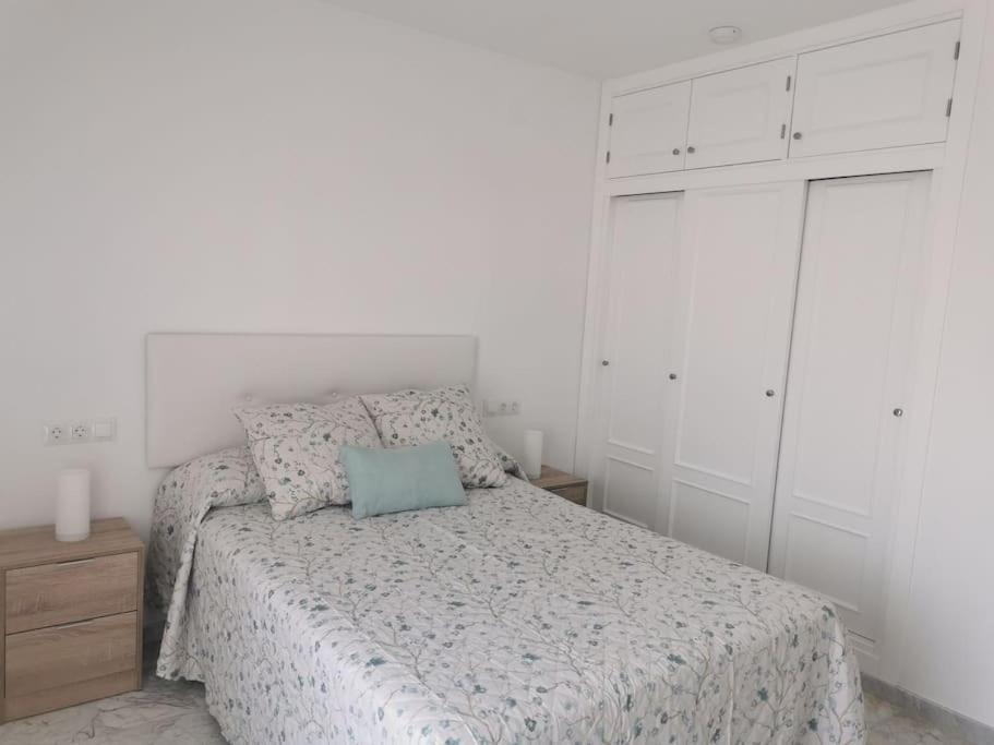 WintowinRentals Apartment with Stunning Sea and Mountain Views and Pool in Fuengirola