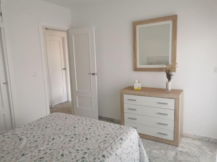 WintowinRentals Apartment with Stunning Sea and Mountain Views and Pool in Fuengirola