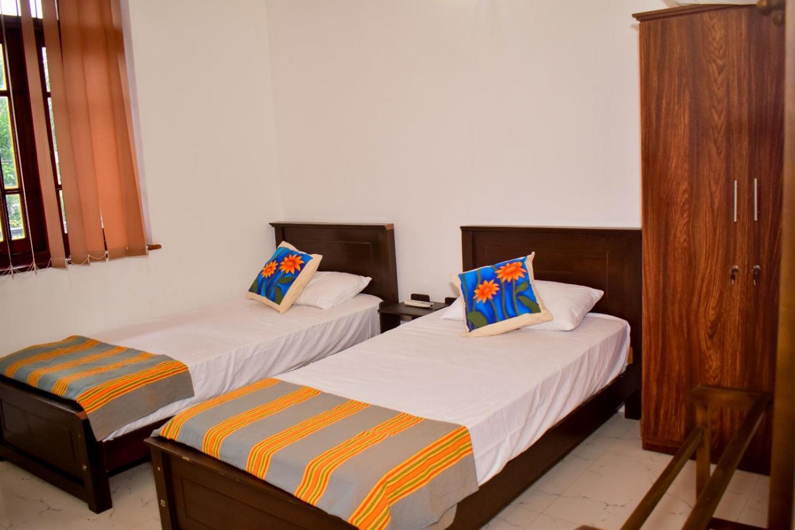 3 Bed House - Wifi Parking 10minBeach view 5