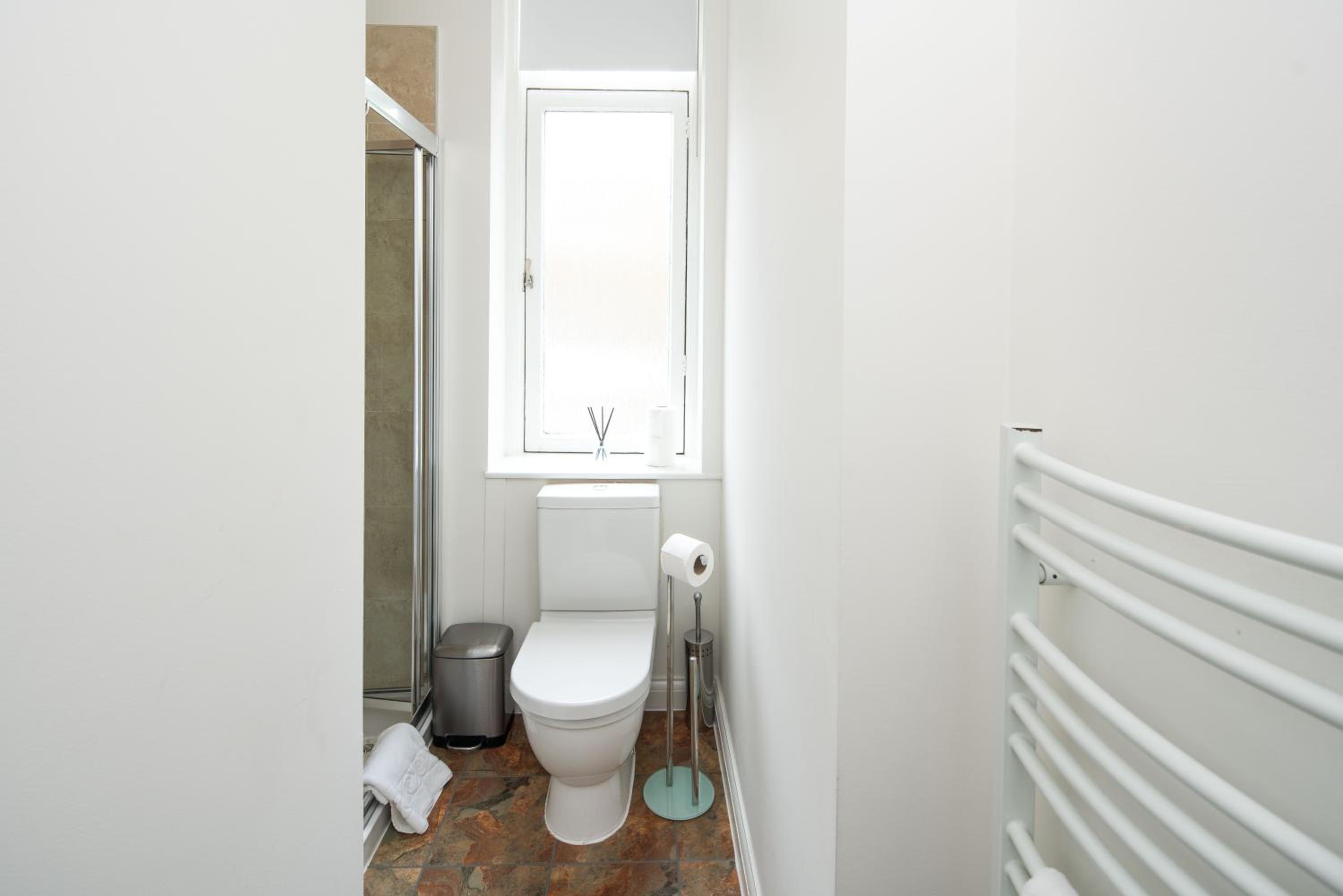 F1 EarlsCourt-Kensington-Highstreet-AC — bathroom