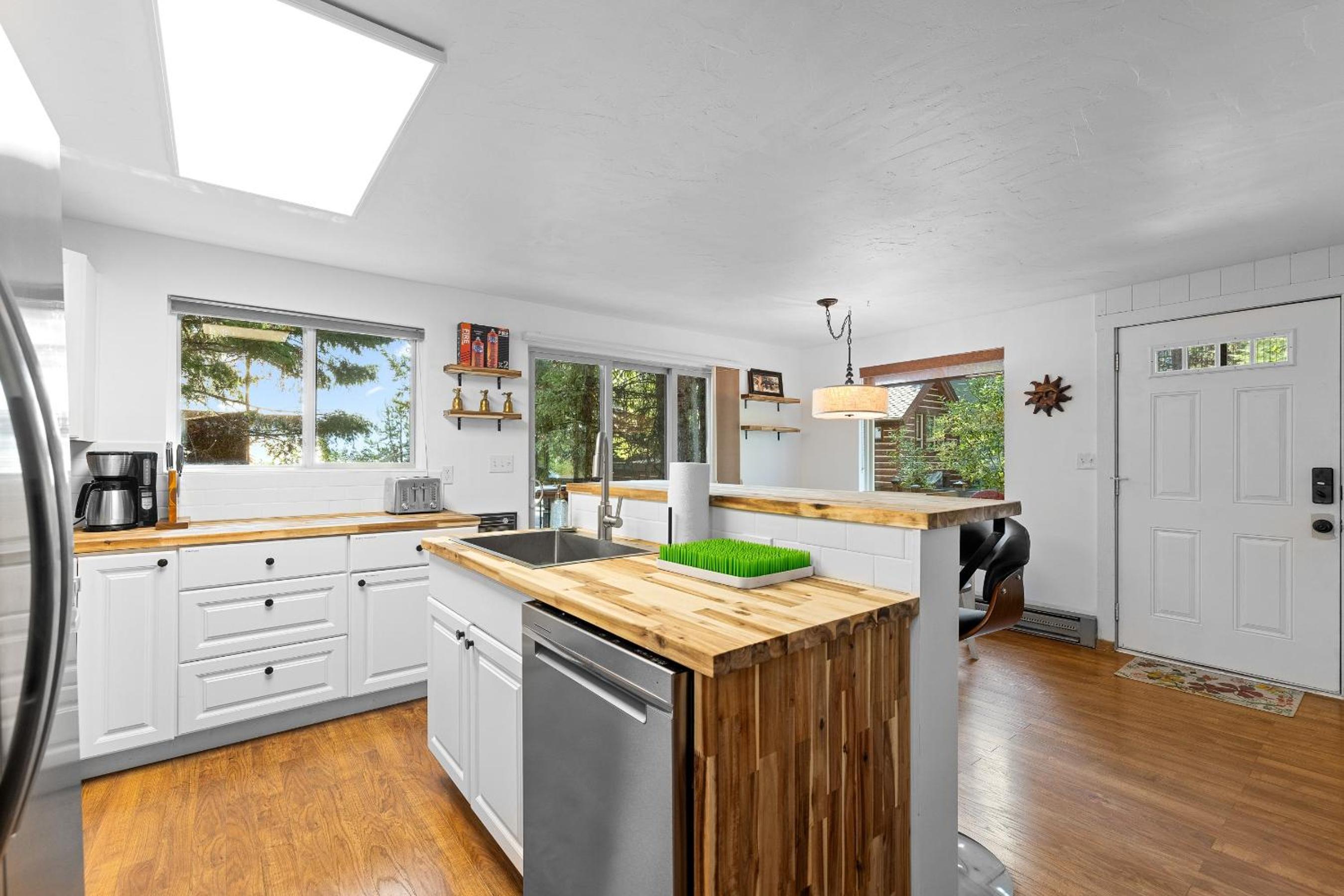 New! Sanctuary at Payette Lake - remodeled - close to town - pet friendly view 4