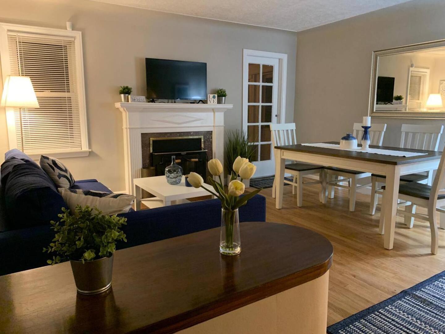 Cozy Home In Harper Woods 15min To Dwntn Detroit view 2