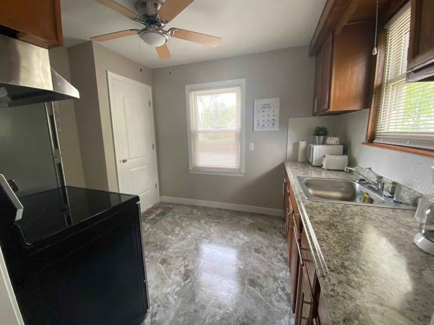 Cozy Home In Harper Woods 15min To Dwntn Detroit view 3