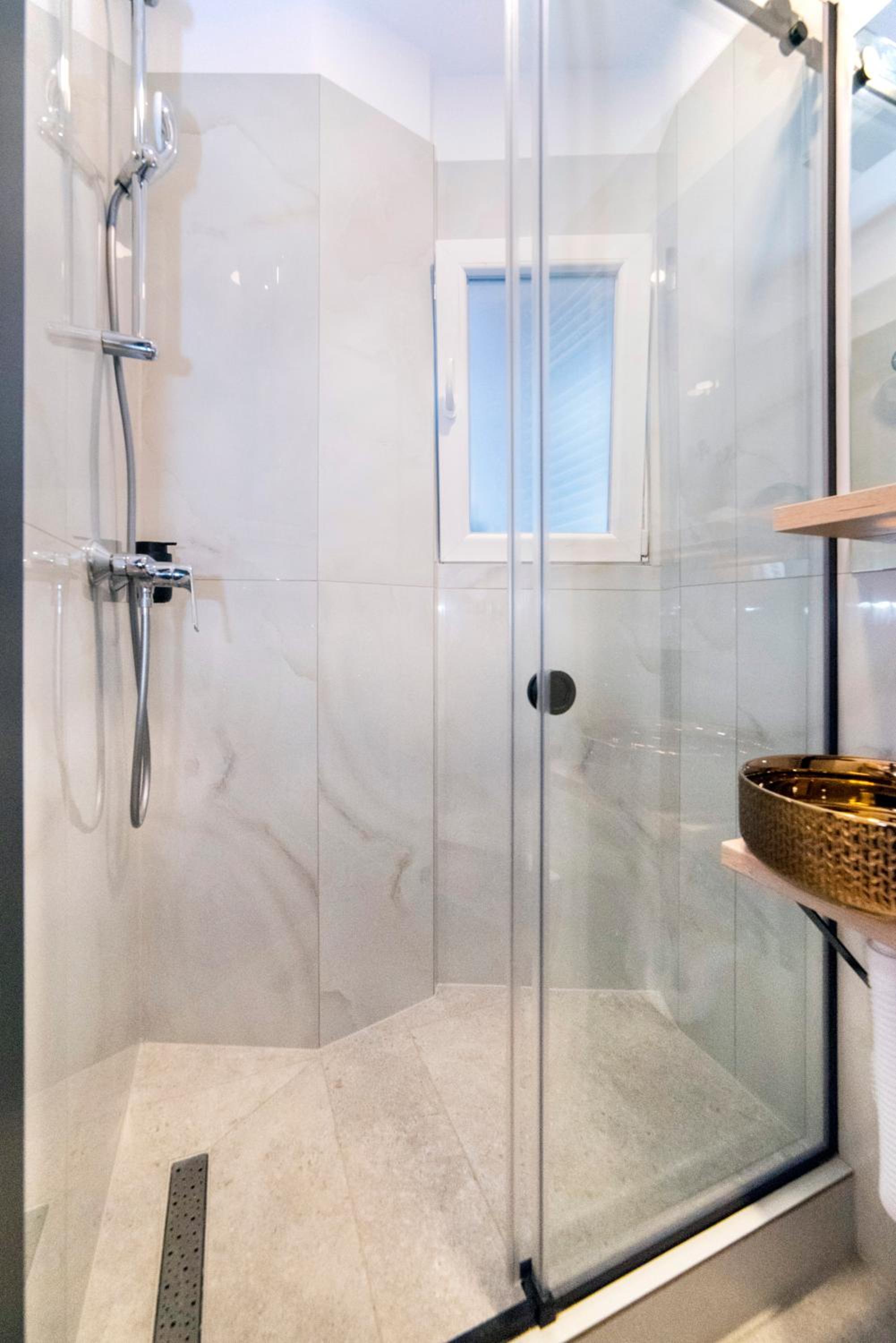 Mini Sleep & Go Room - Private Bathroom