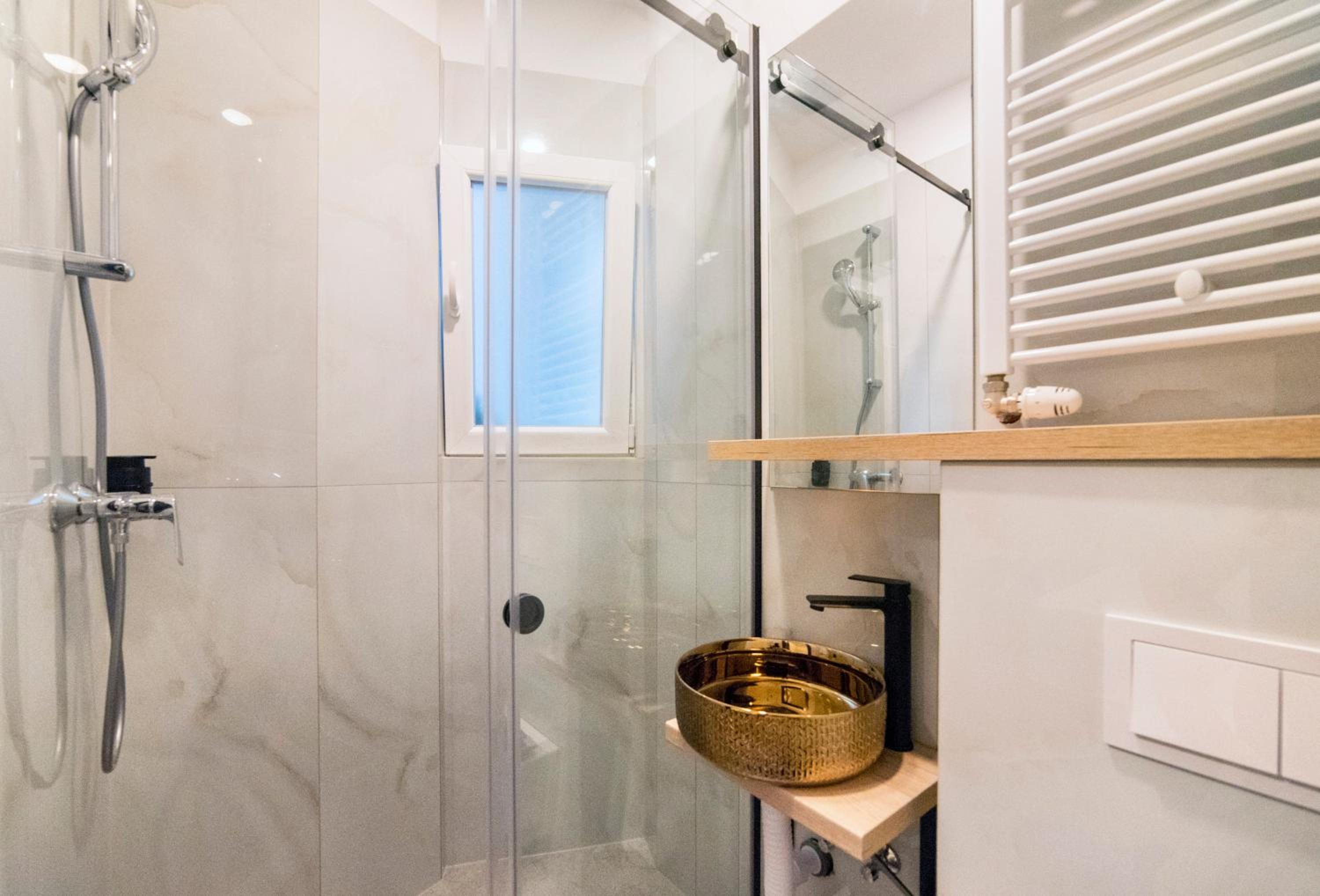 Mini Sleep & Go Room - Private Bathroom