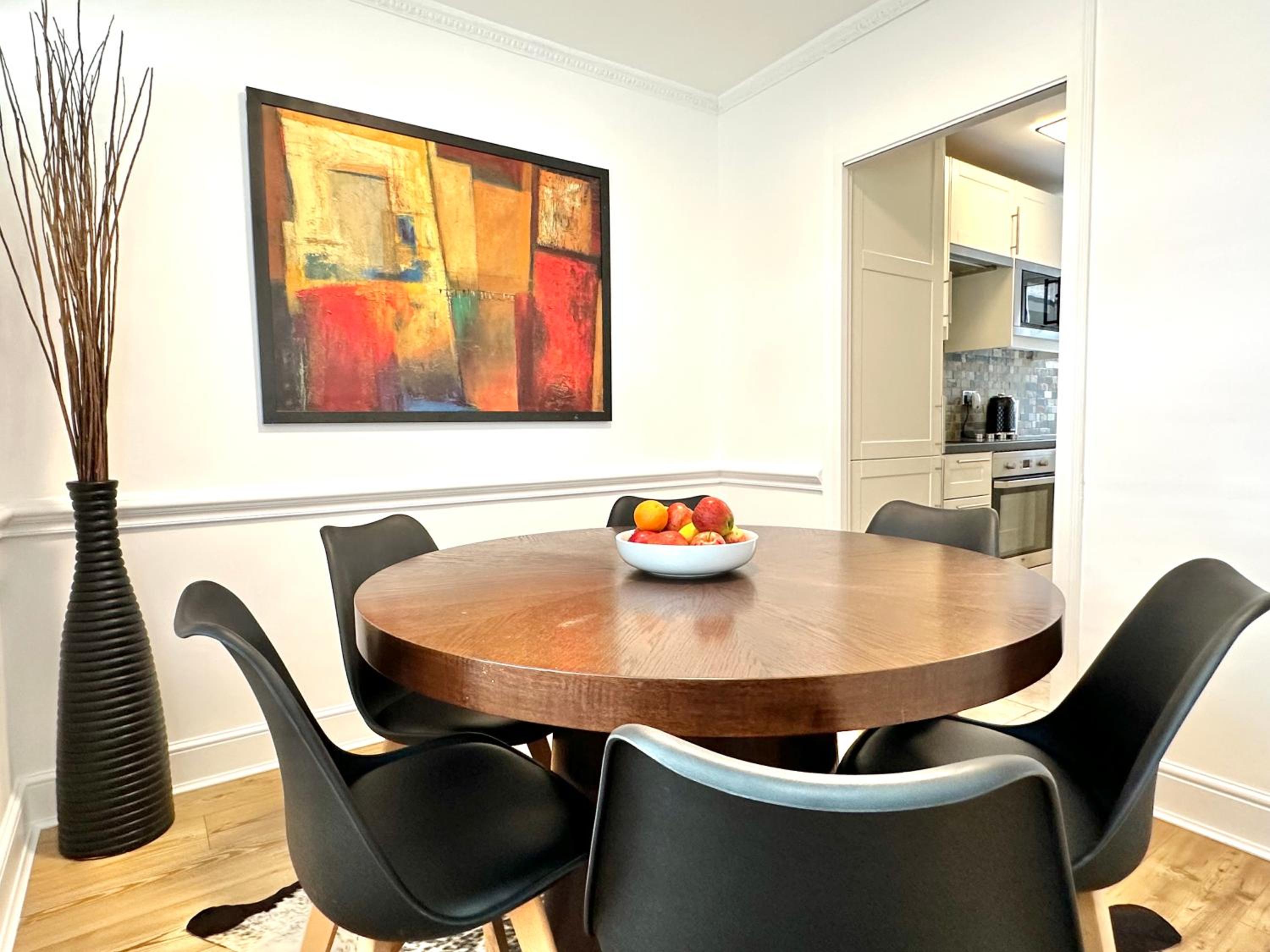 Clapham 3-Bed Flat Sleeps 6 with Free Parking view 5