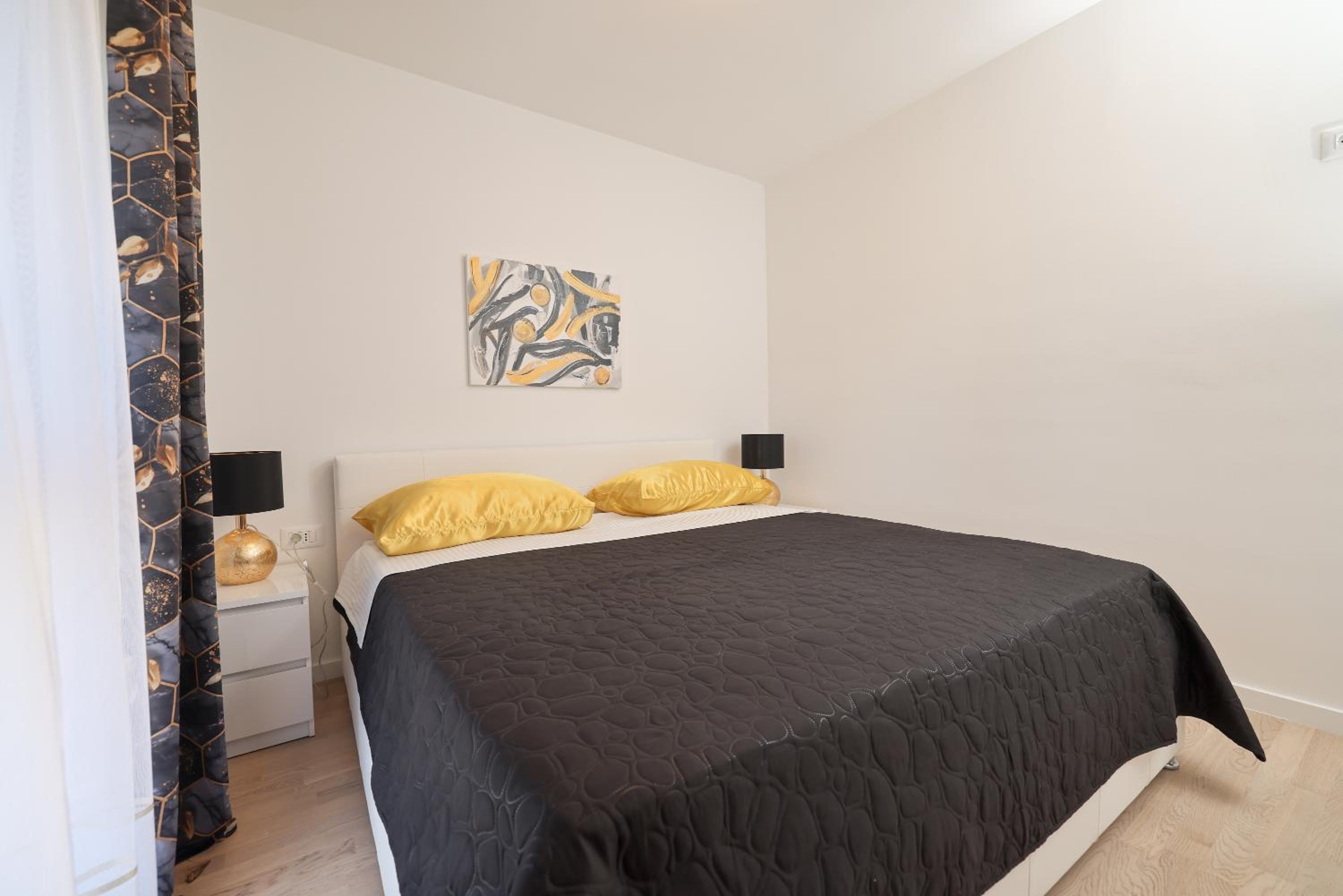 Two bedroom apt Luxury Gold Ivana with private parking view 4