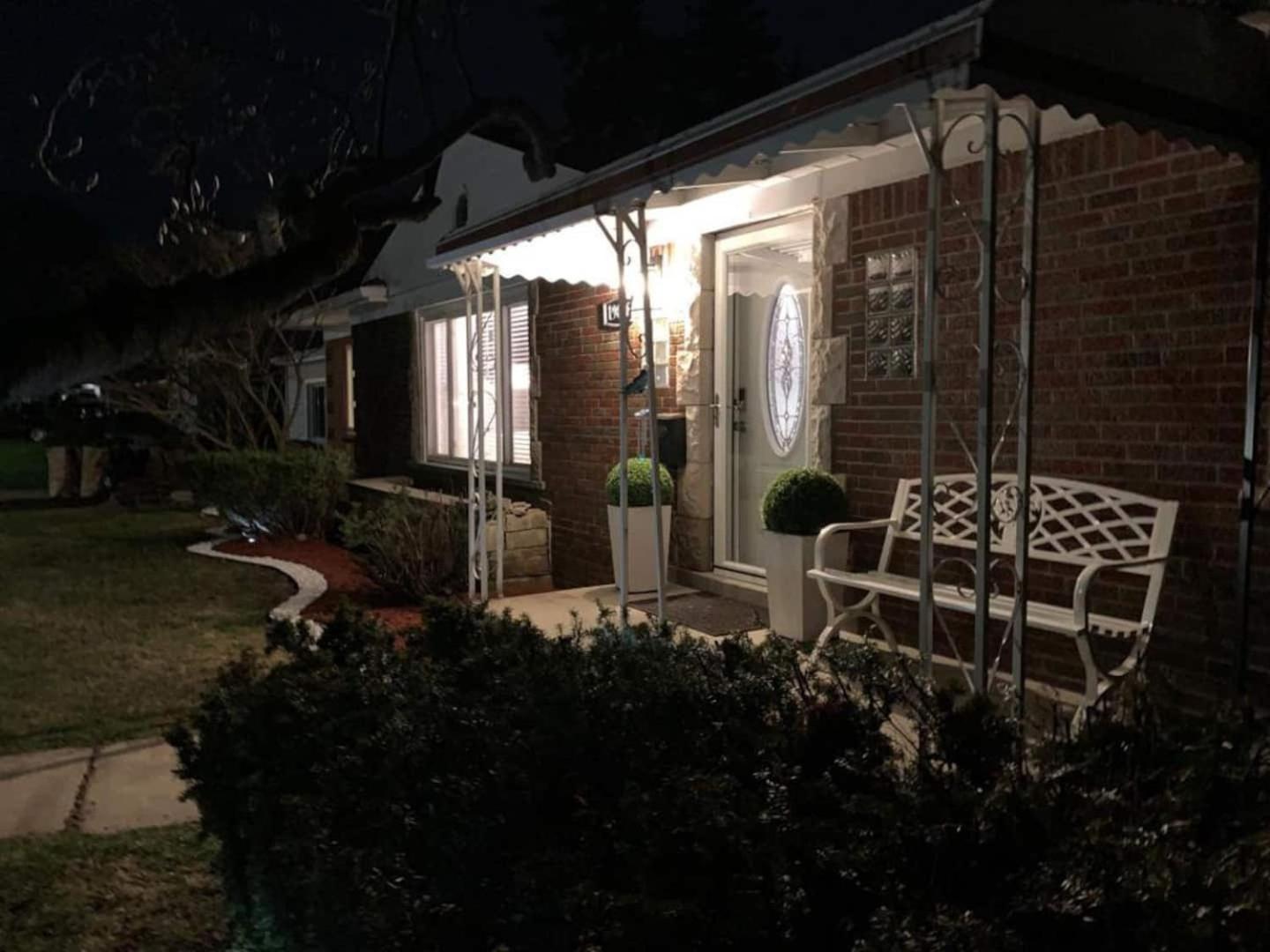 Elegant & spacious 32 Gem in Harper Woods view 3