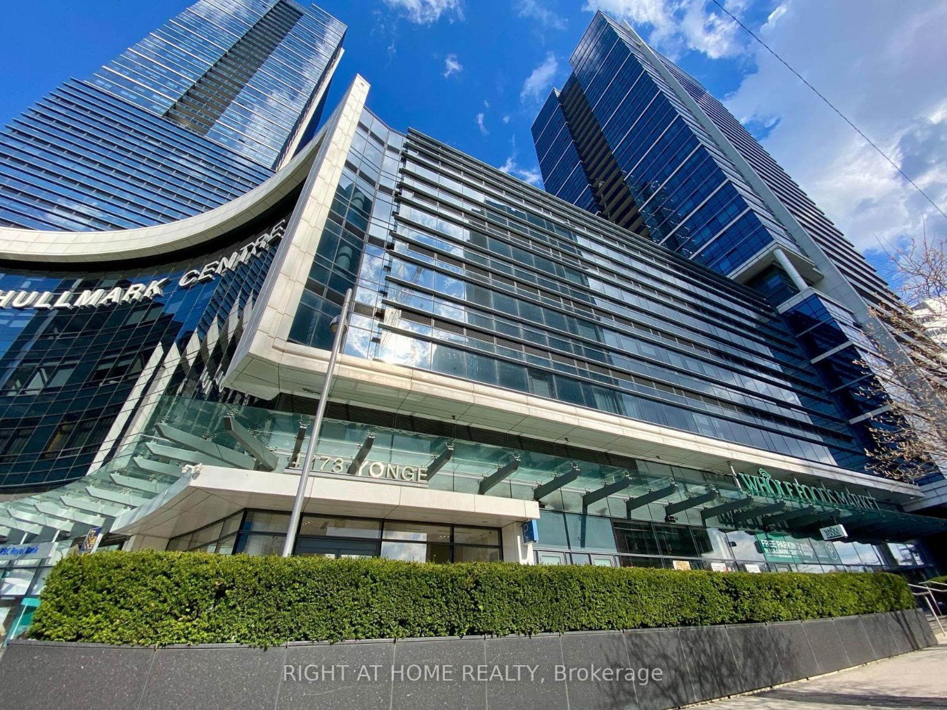 Sleek 1BR & Sttudy Condo - CN Tower, Skyline view - North York