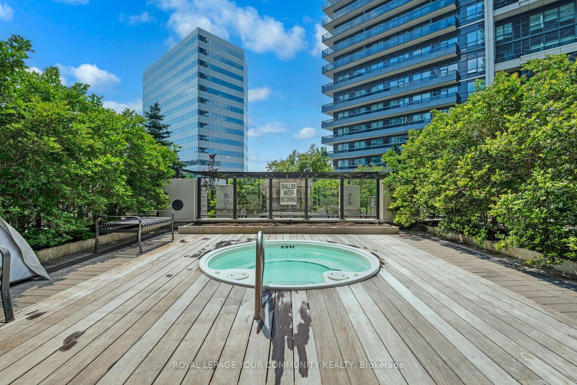 Sleek 1BR & Sttudy Condo - CN Tower, Skyline view - North York